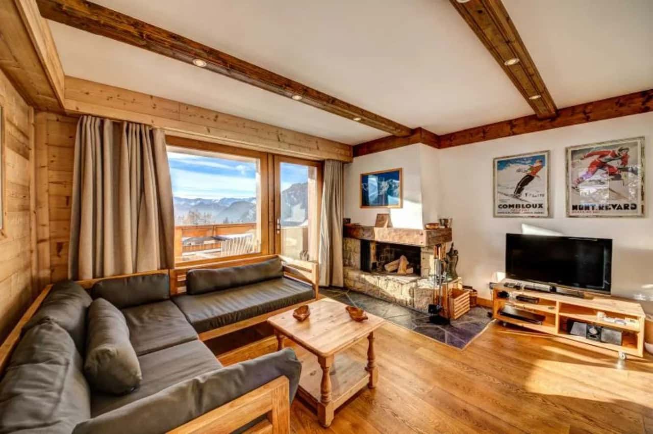 Bright Corner Apartment With Mountain Views