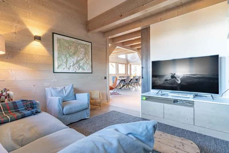 Luxuriöses Chalet aus hellem Holz mit Ausblick