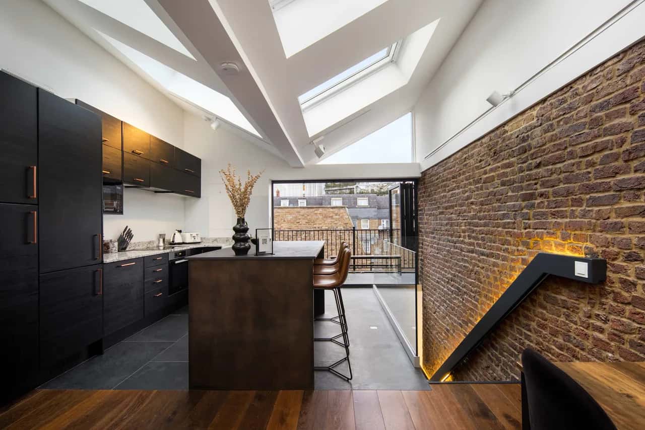 Stylish Townhouse Steps from Euston Station in London