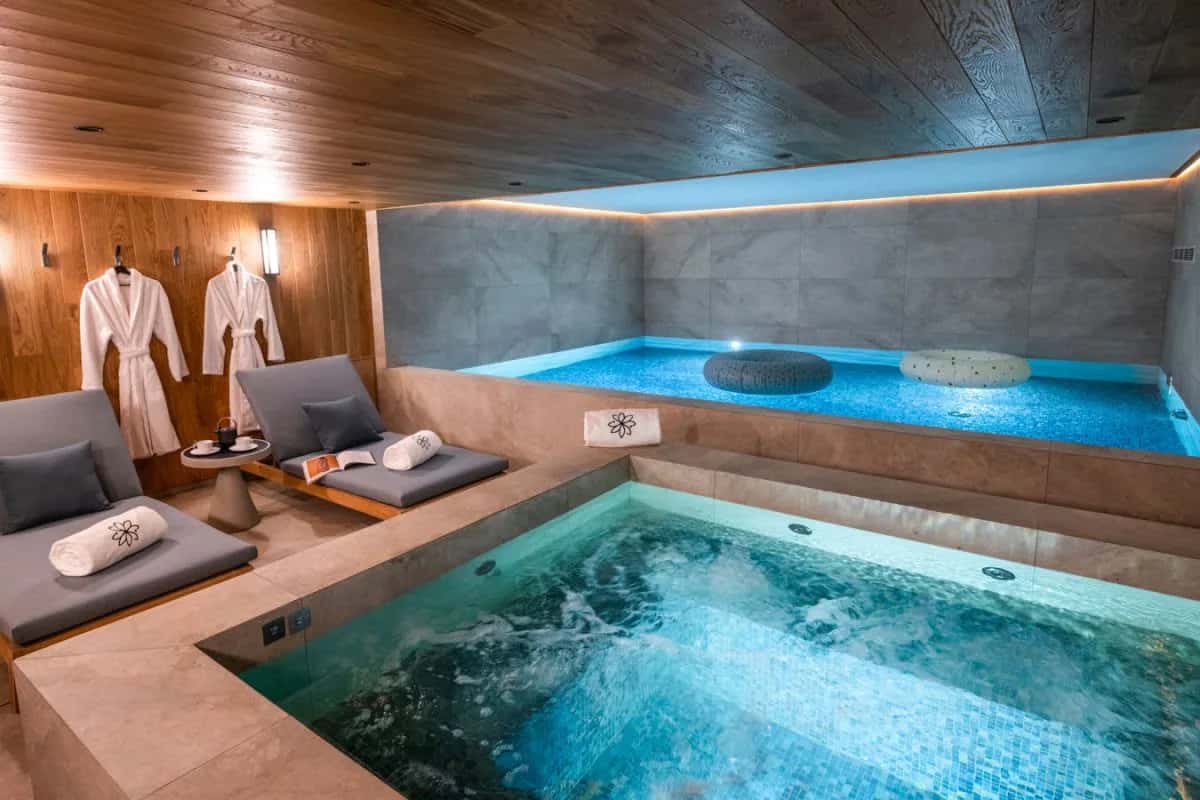 Slopeside Luxury Apartment With Private Pool