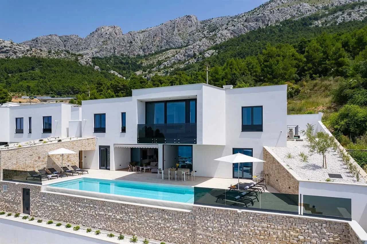 Seafront Luxury Retreat With Sauna