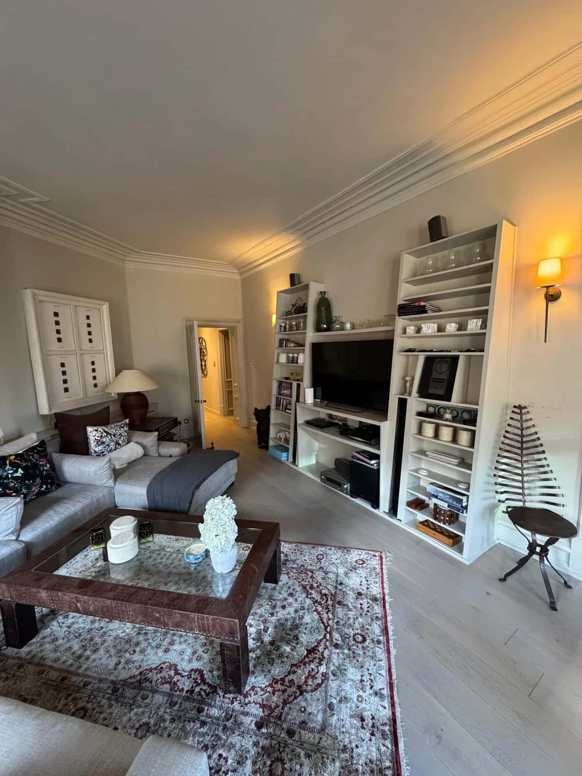 Elegant Three Bedroom Flat in London