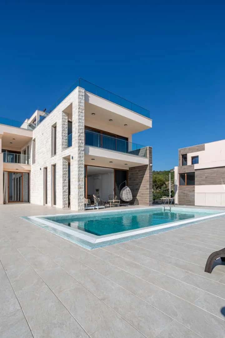 Stilvolle Fünf-Schlafzimmer-Villa mit privatem Pool