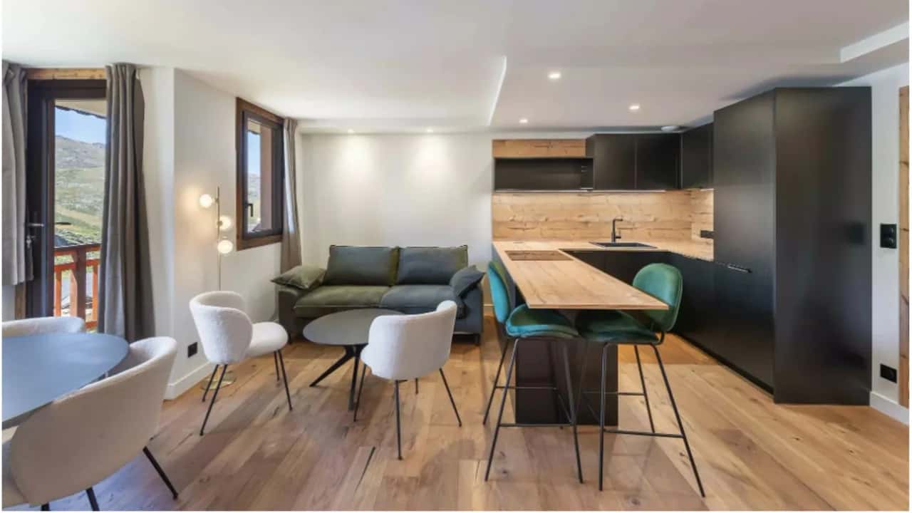 Stylish Alpine Apartment Walk to Slopes