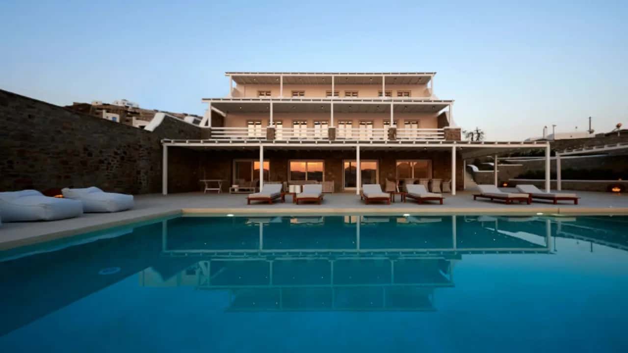 Spacious Seaside Retreat With Private Beach