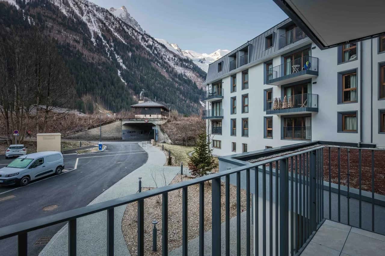 Stylish Mountain Stay With Balcony Views