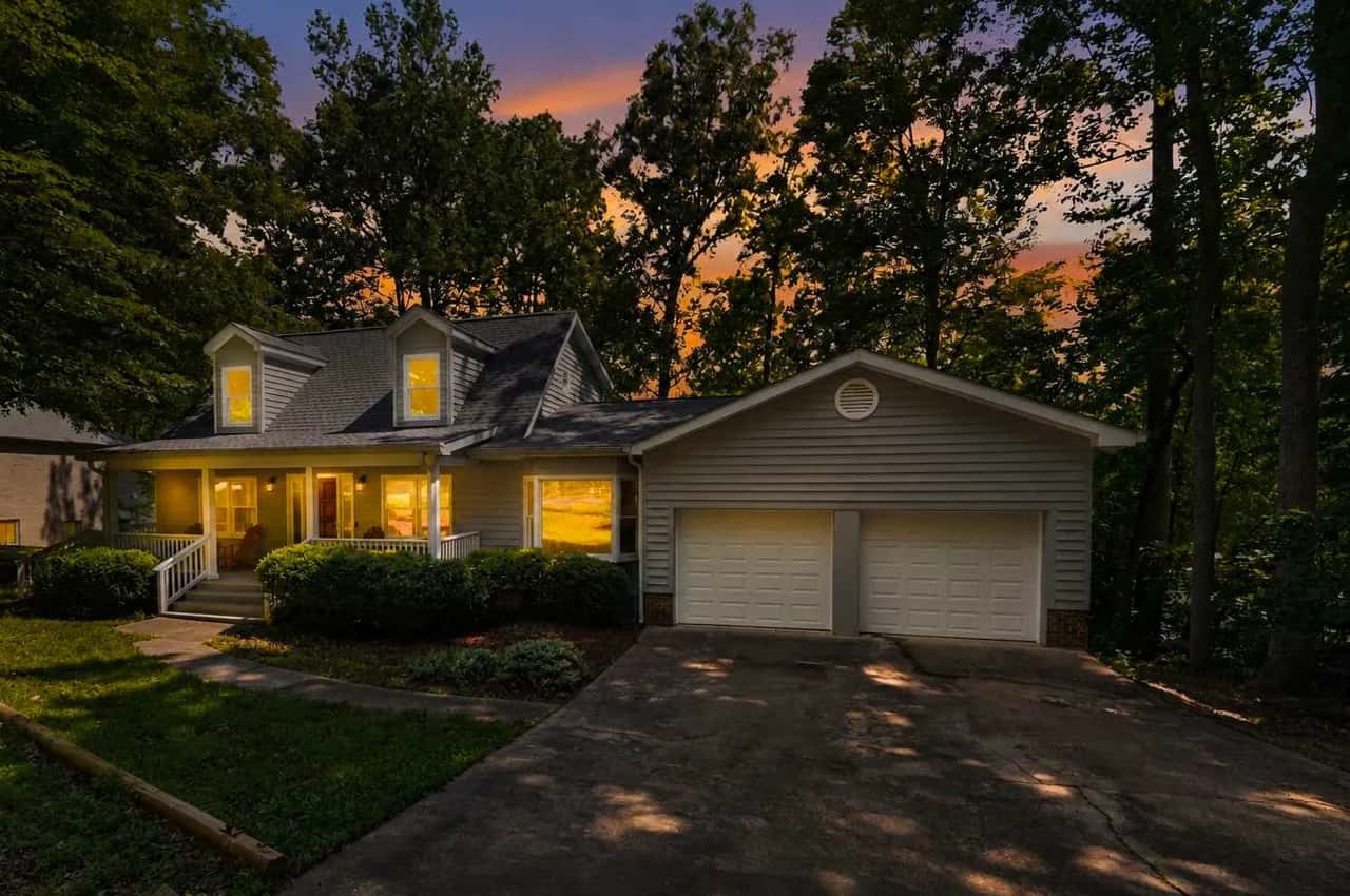 Spacious 4 BR Retreat near Lake Norman with deck