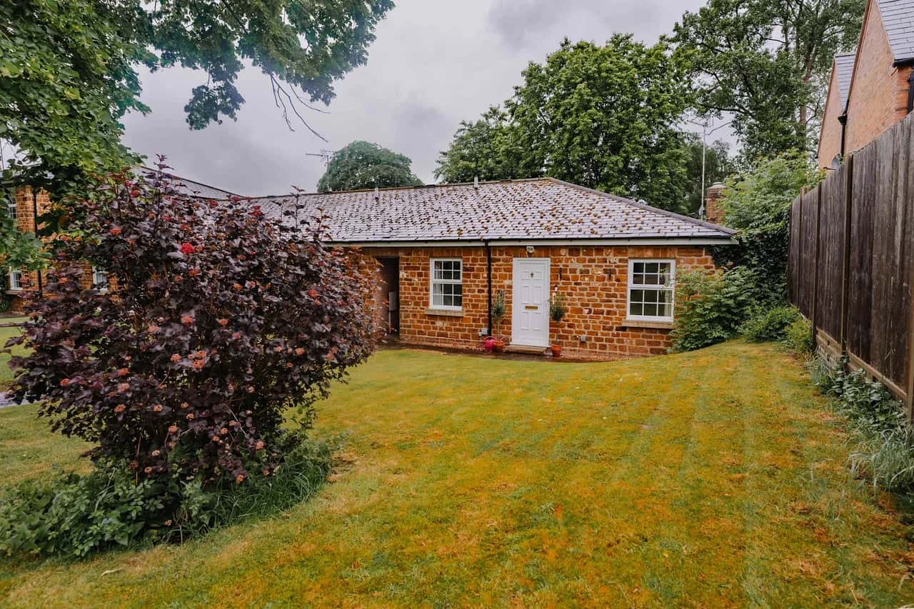 2 bed Bungalow in Towcester by ARP Homes, 15 min from Silverstone, Free Parking, Perfect for Families and Contractors