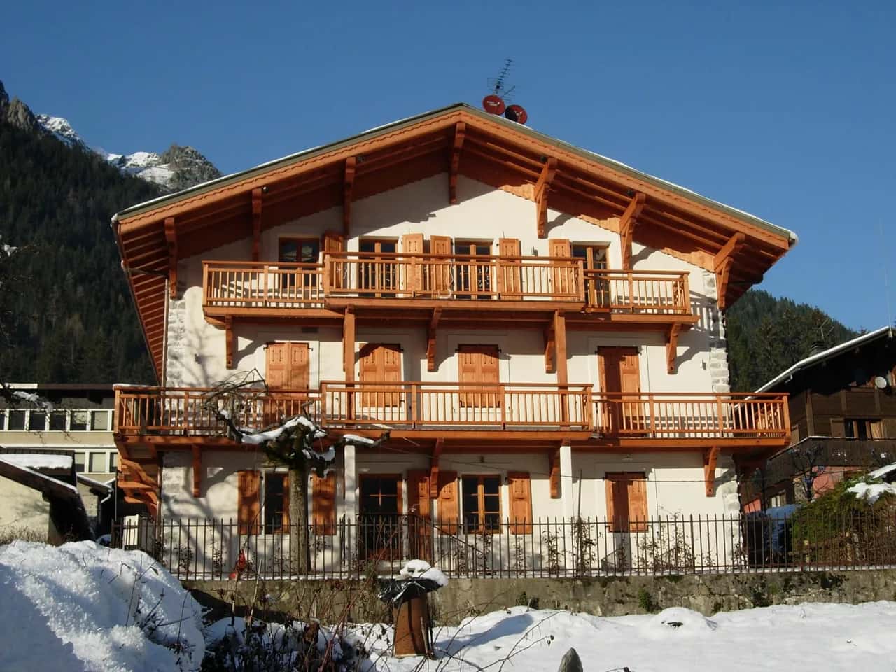 Contemporary Alpine Escape With Scenic Views