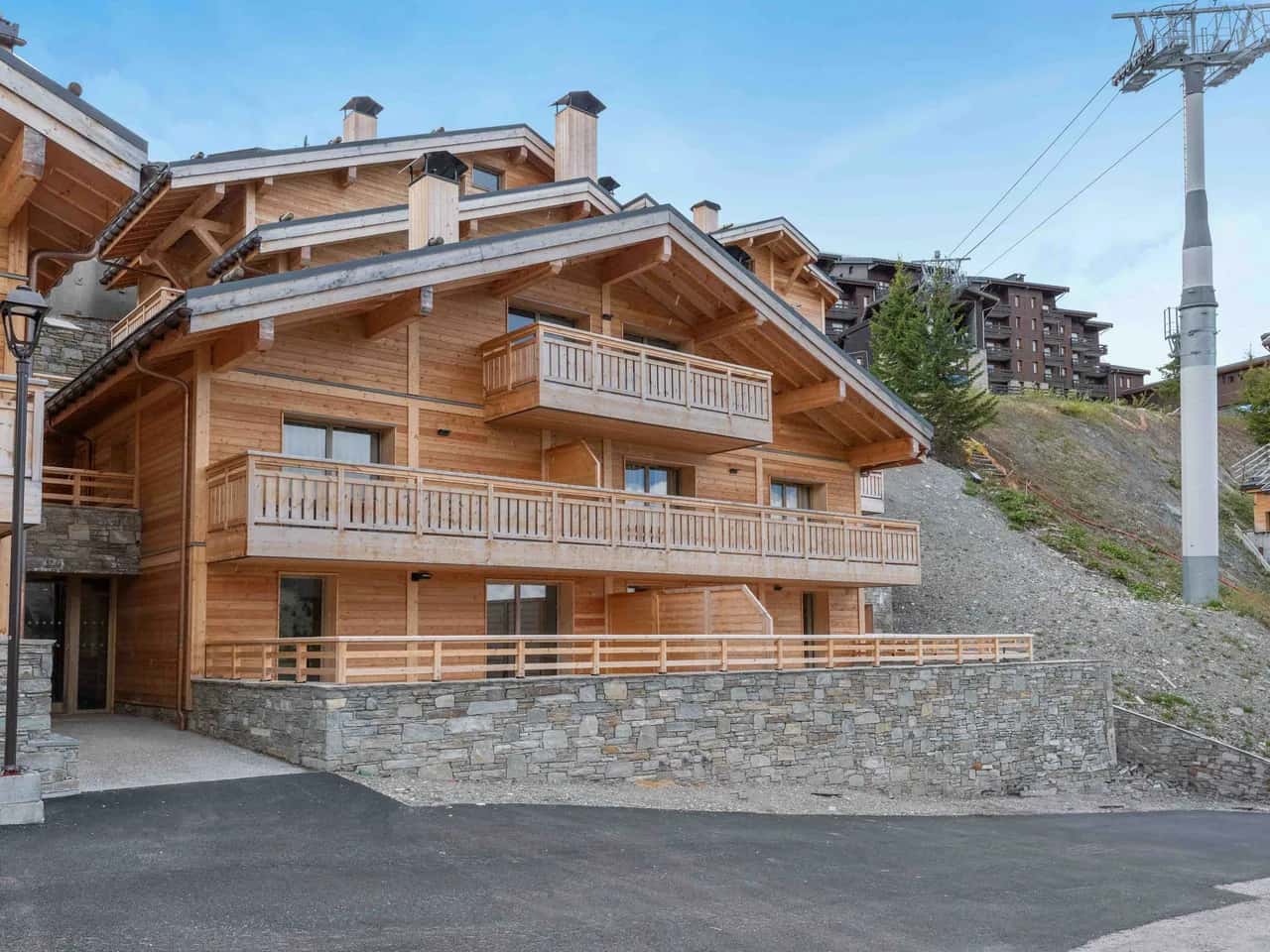 Modern Mountain Retreat with Panoramic Terrace Vie