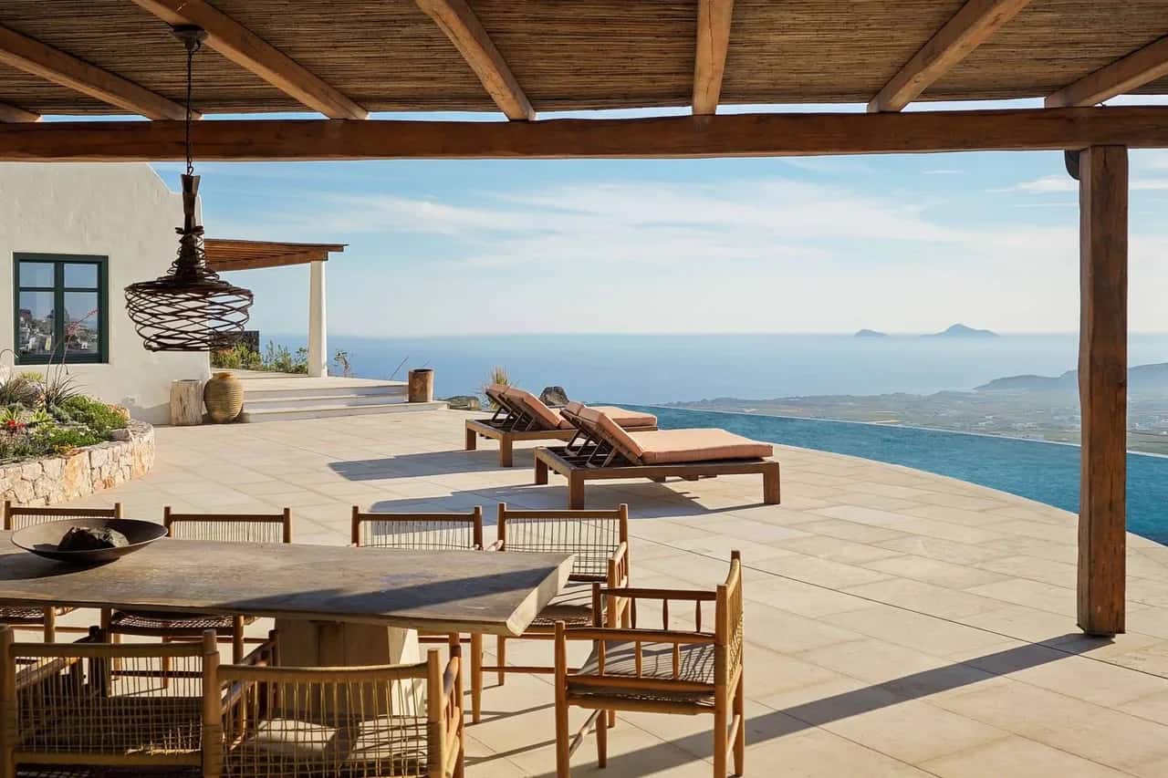 Serene Santorini Villa: Infinity Pool & Sea View