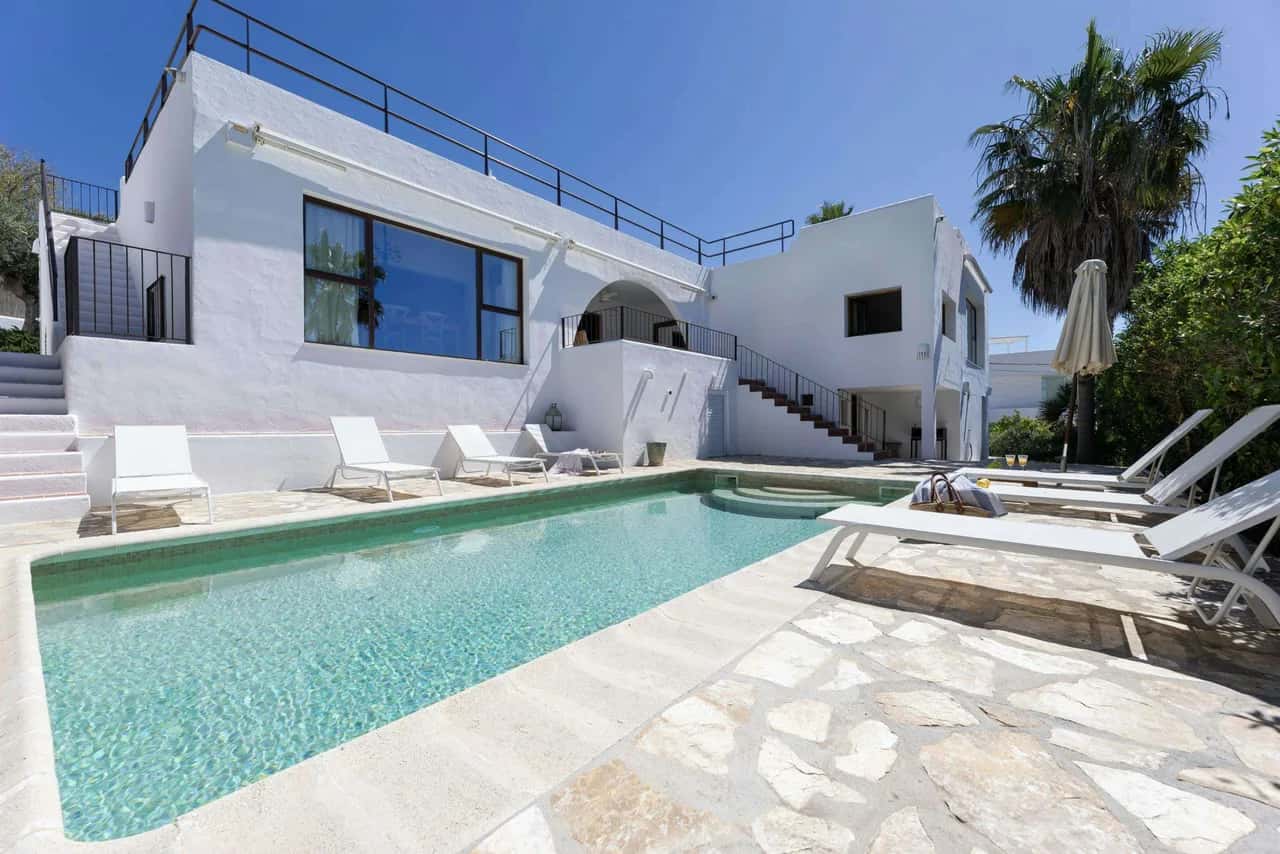 Refurbished Villa With Private Pool Views