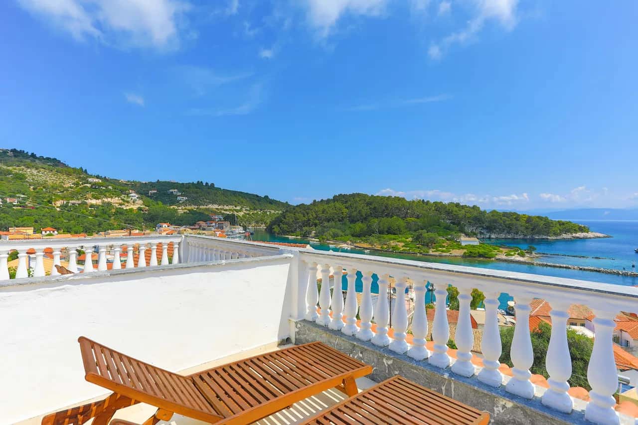 Gaios studio, sea views, private sun-loungers