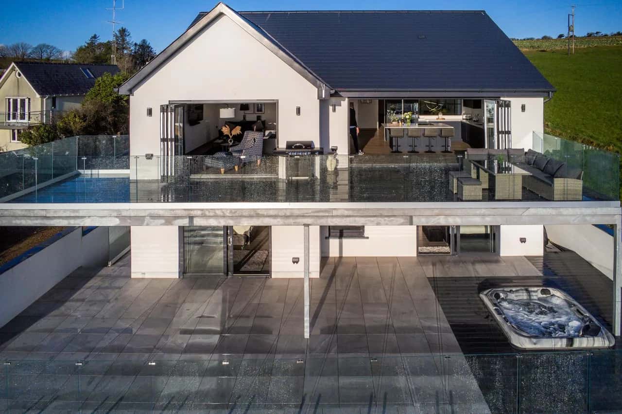 Jacuzzi-Equipped Five Bedroom Retreat in Pendine