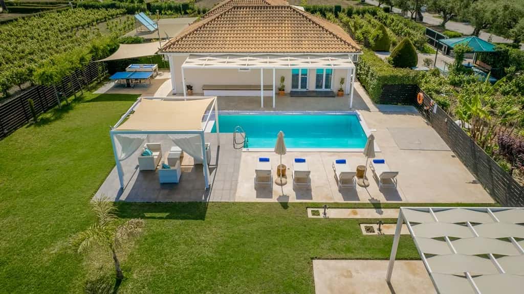 Madini Luxury Villa with free Pool Heating