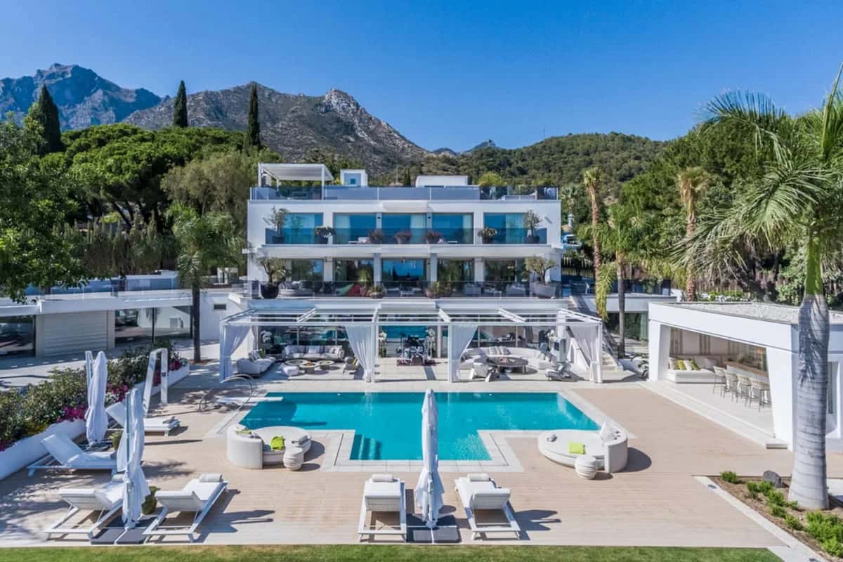 Elegant Eight Bedroom Villa in Marbella