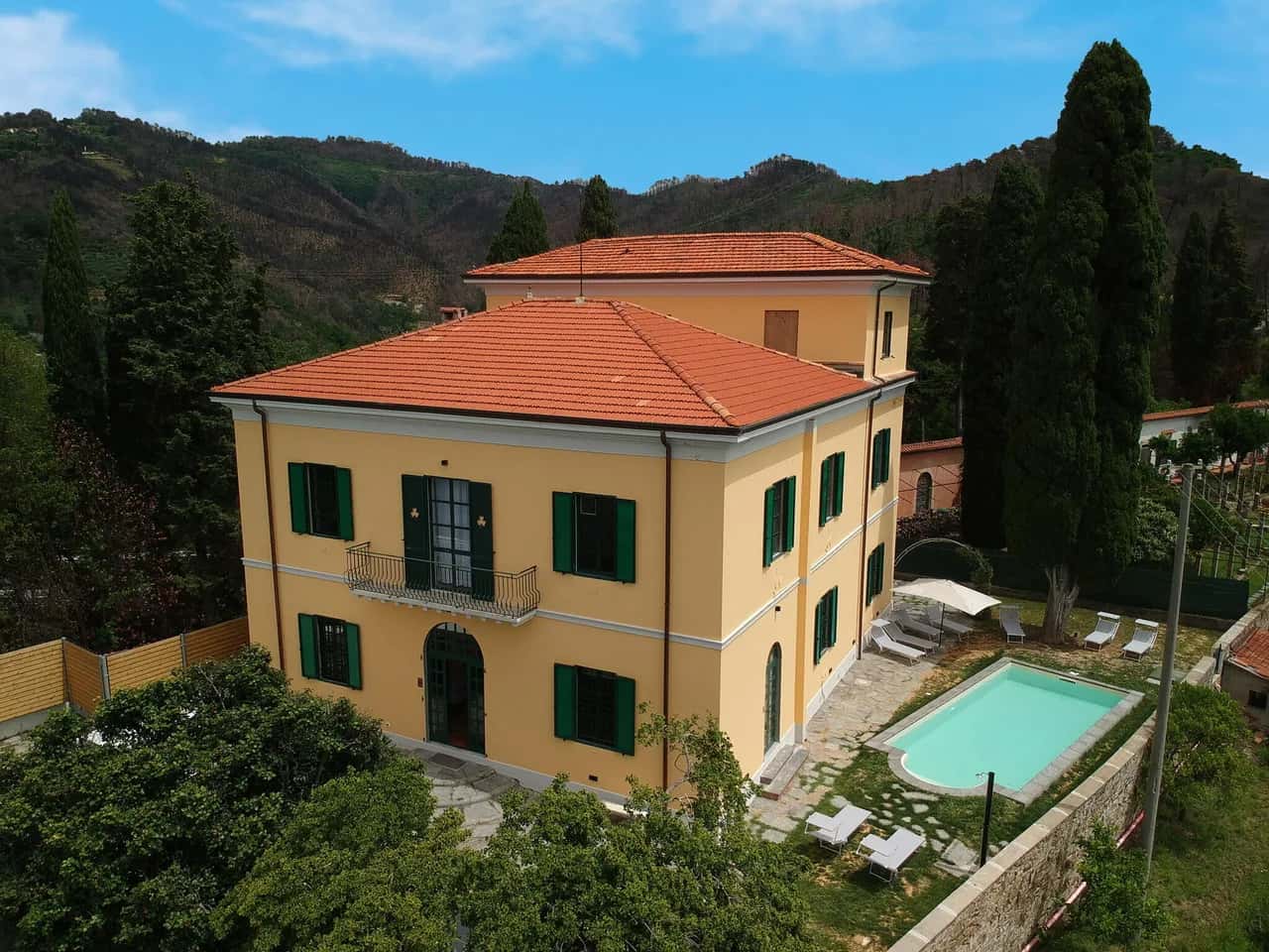 Lakeside Six Bedroom Villa in Tuscany