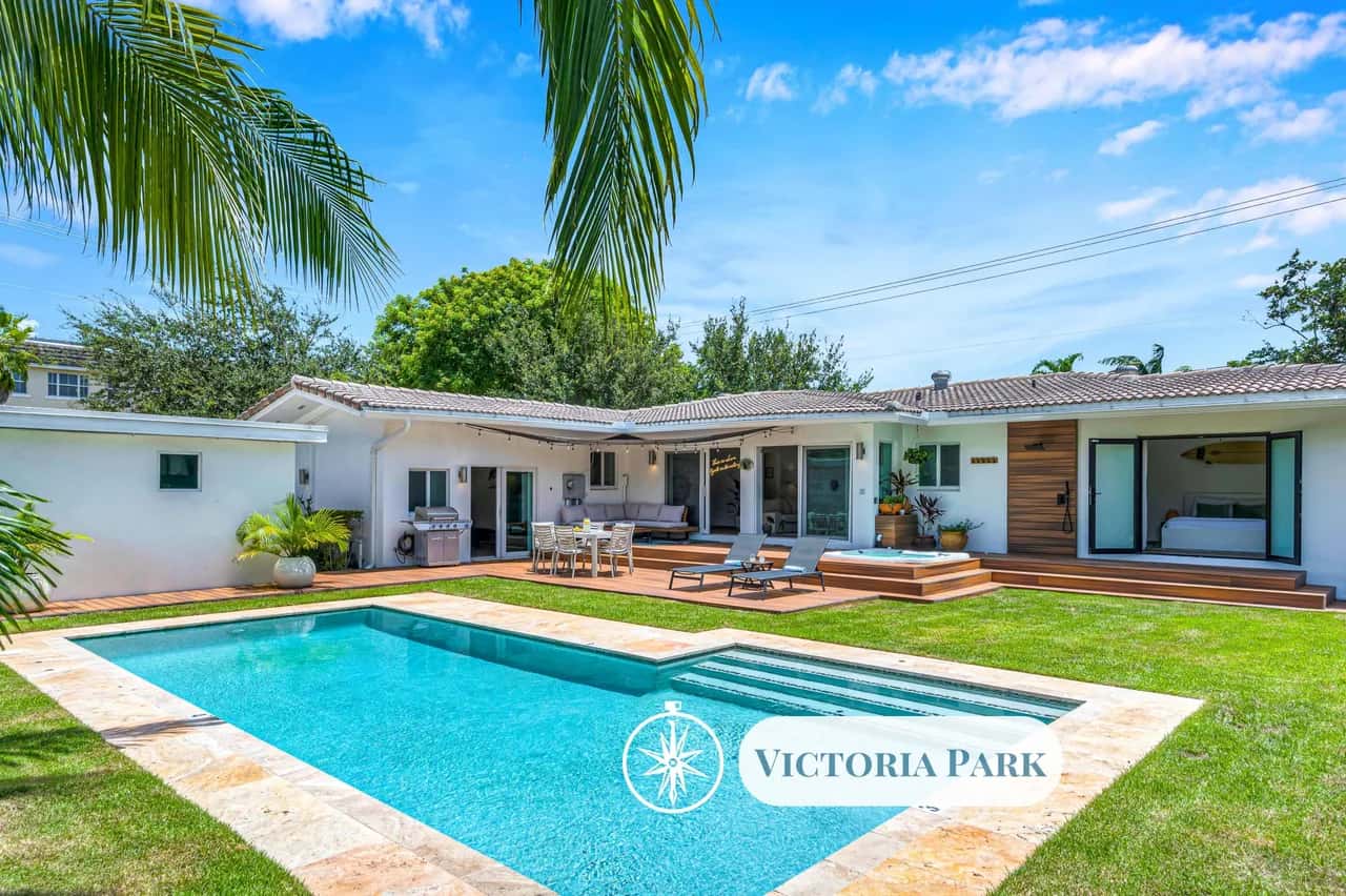 Centrally Located | Heated pool | Lush Tropical Surrounding | Oasis Key | RESlDENCES