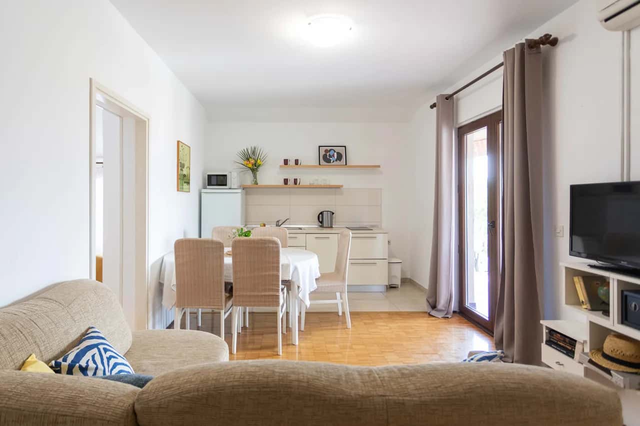 Poolside Stone Two-Bedroom Suite - Marina Bok