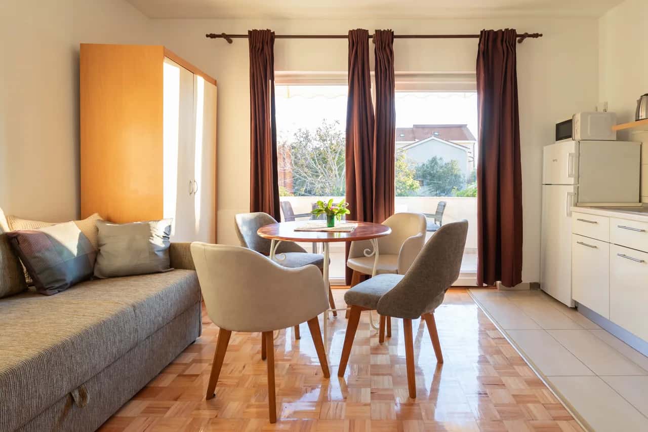 Poolside Stone One-Bedroom Apartment - Marina Bok