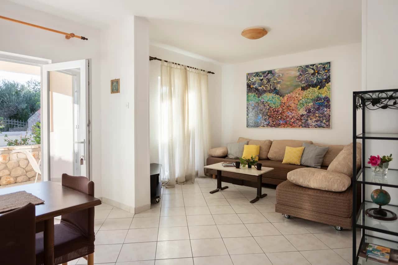 Poolside Stone Two-Bedroom Apartment - Marina Bok