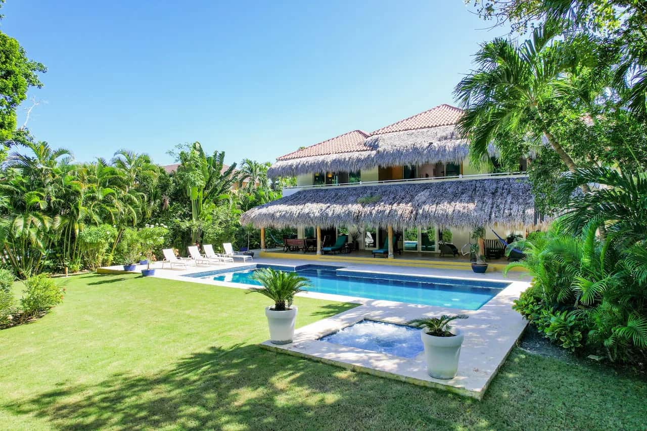 Golf front luxury villa right on La Cana Golf Course – With pool, jacuzzi, touring cart & maid