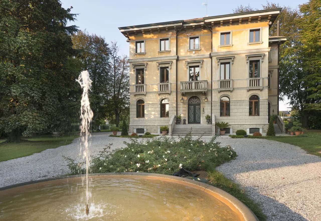 Luxurious Seven Bedroom Villa in Saonara