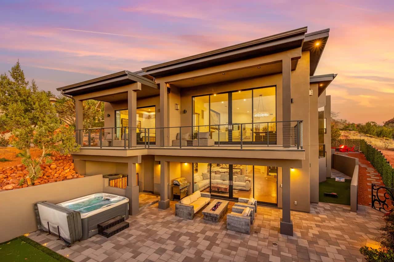 Zendona | Luxury Estate | Hot Tub, Putting Green and Fire Pits | Stunning Views | Near Trails