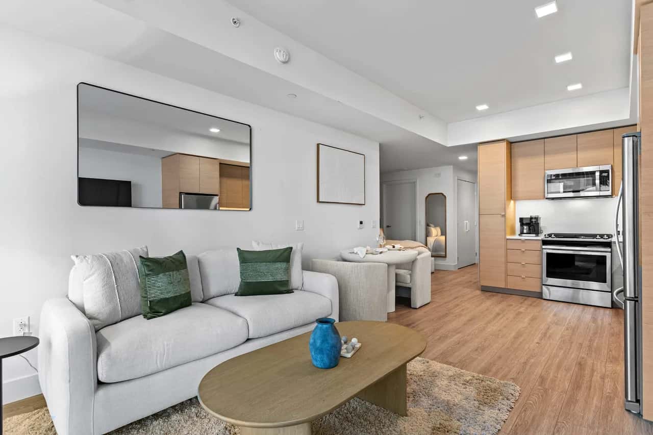 Gaslamp Studio · Private Balcony & King Bed