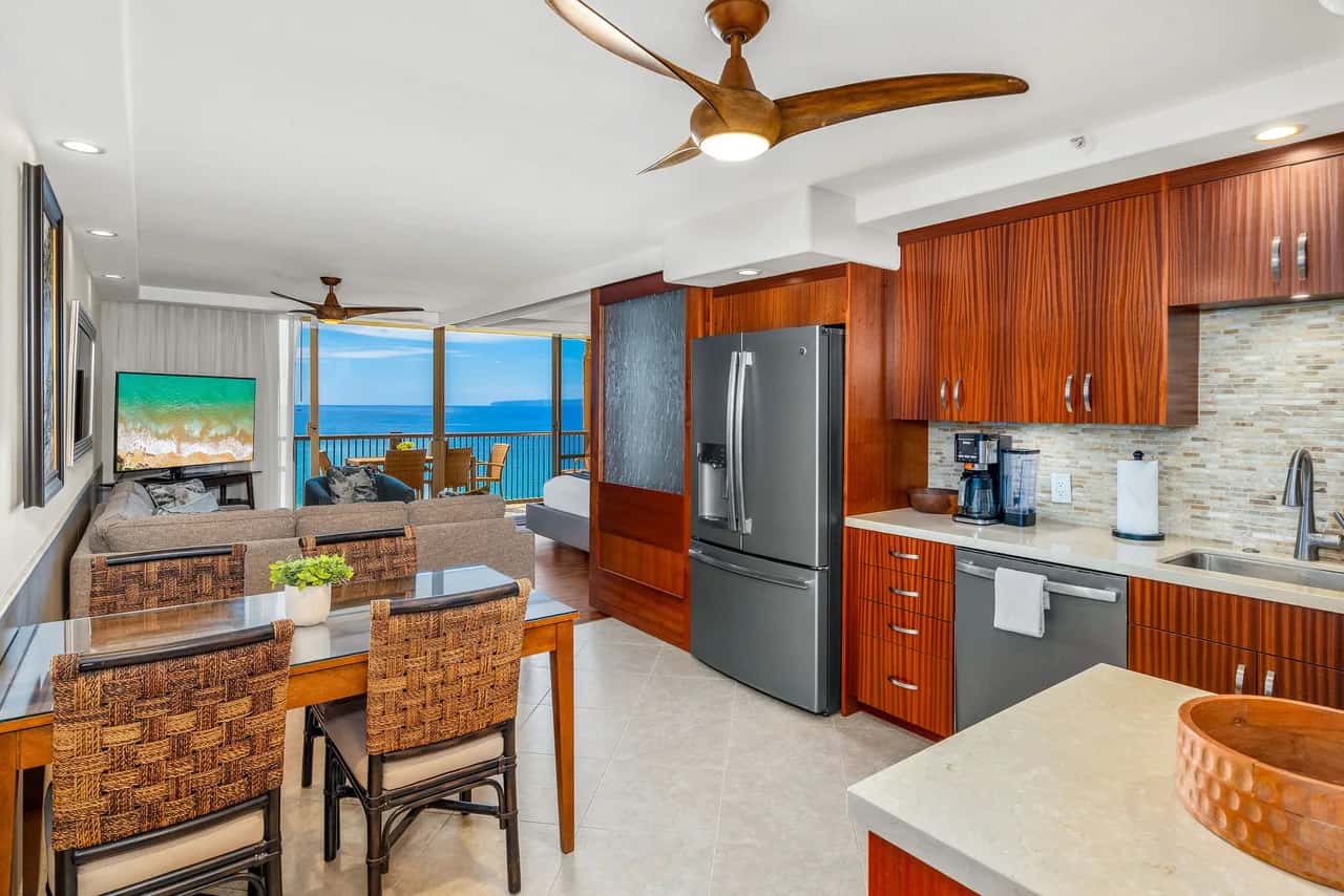 Mana Kai 811 - Direkt am Meer, oberste Etage, atemberaubende Renovierung, 2BR, Kings, Split-AC