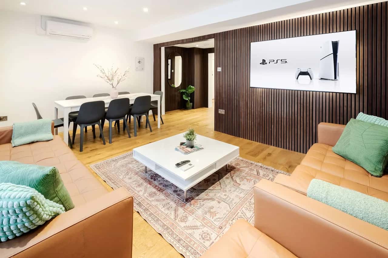 Elegant Three Bedroom Villa in London