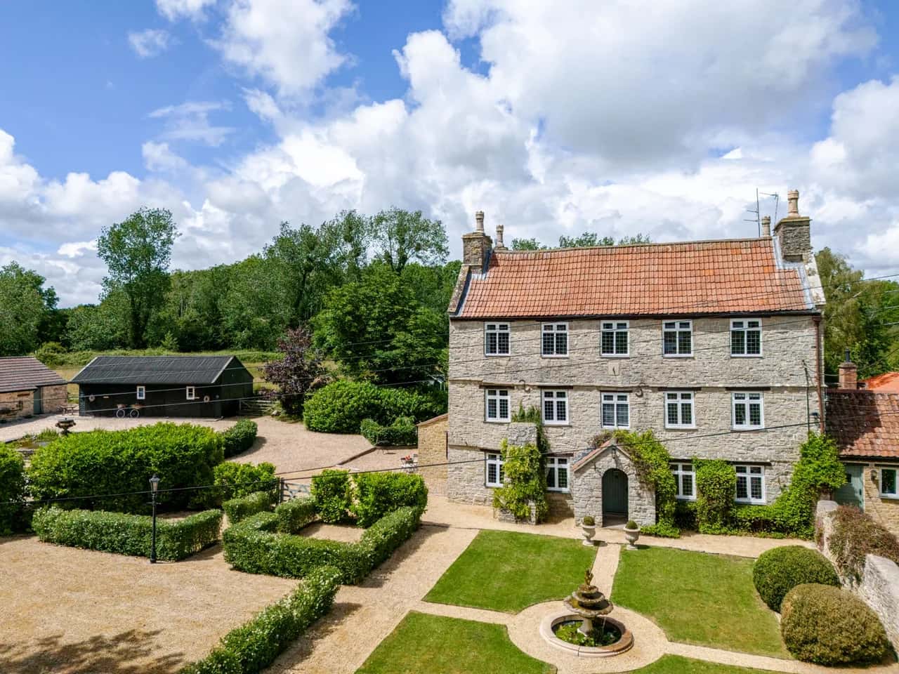 1641 Historic Farmhouse, Sleeps 16 · Bath/Bristol