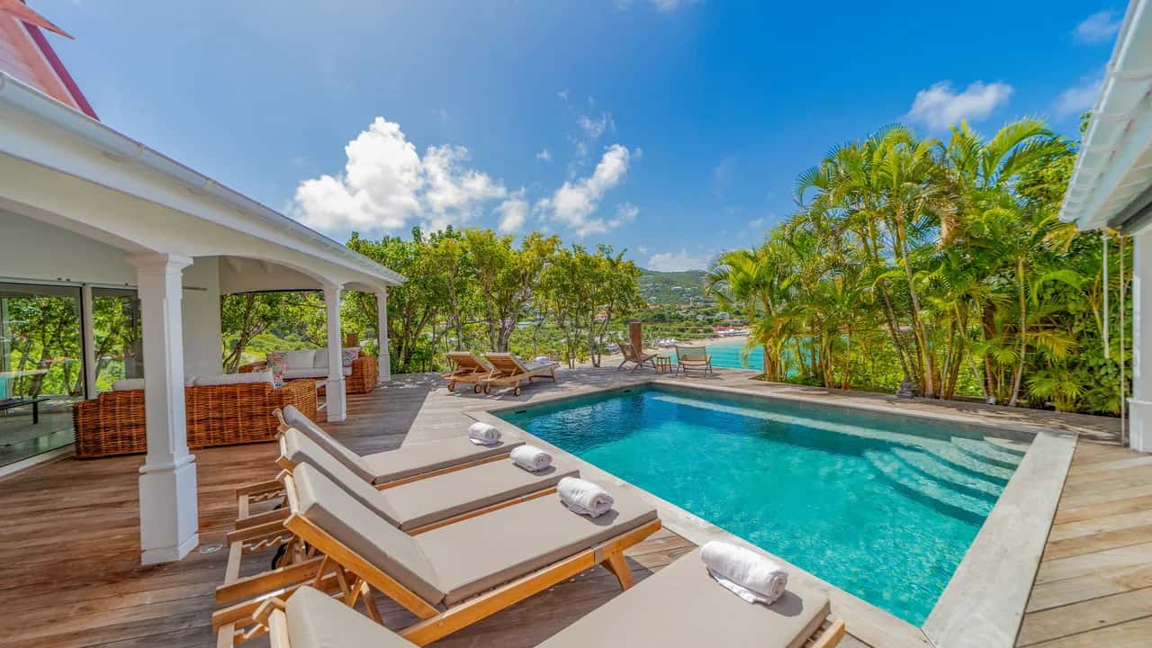 HILLSIDE HAVEN WITH BAY VIEWS AND PRIVATE POOL