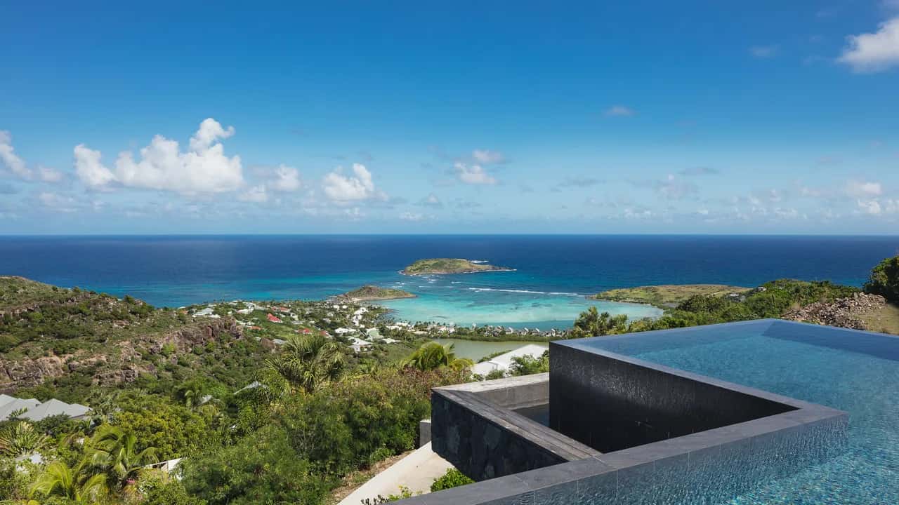 Chic Villa Located In The Caribbean Sunshine
