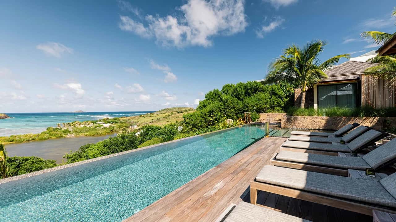 High-End Tropical Lagoonfront Four-Suite Villa