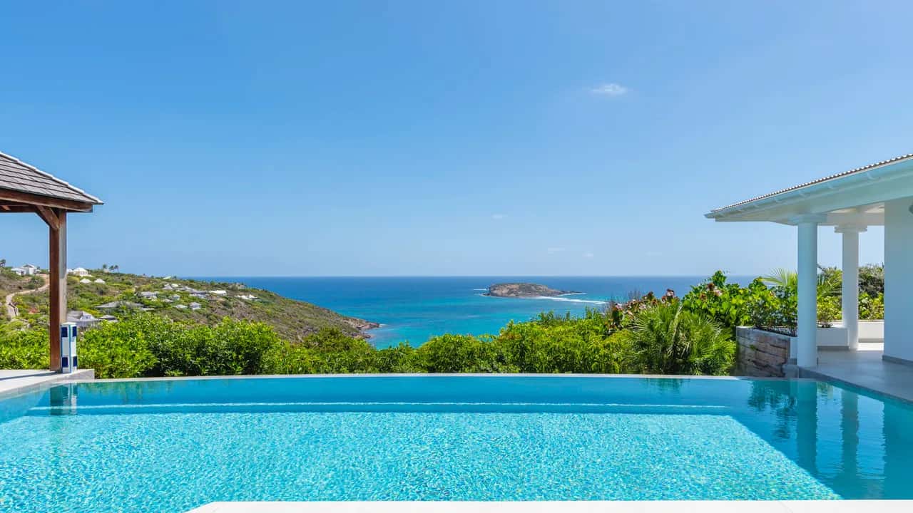 Chic Modern Villa Near Beach and Shops