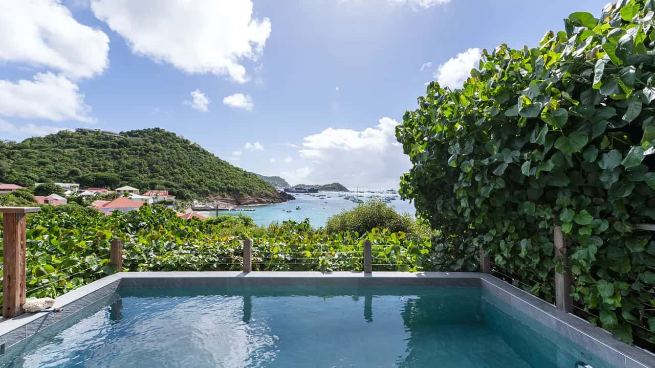 Charming Bay Villa offers Magnificent Sunsets