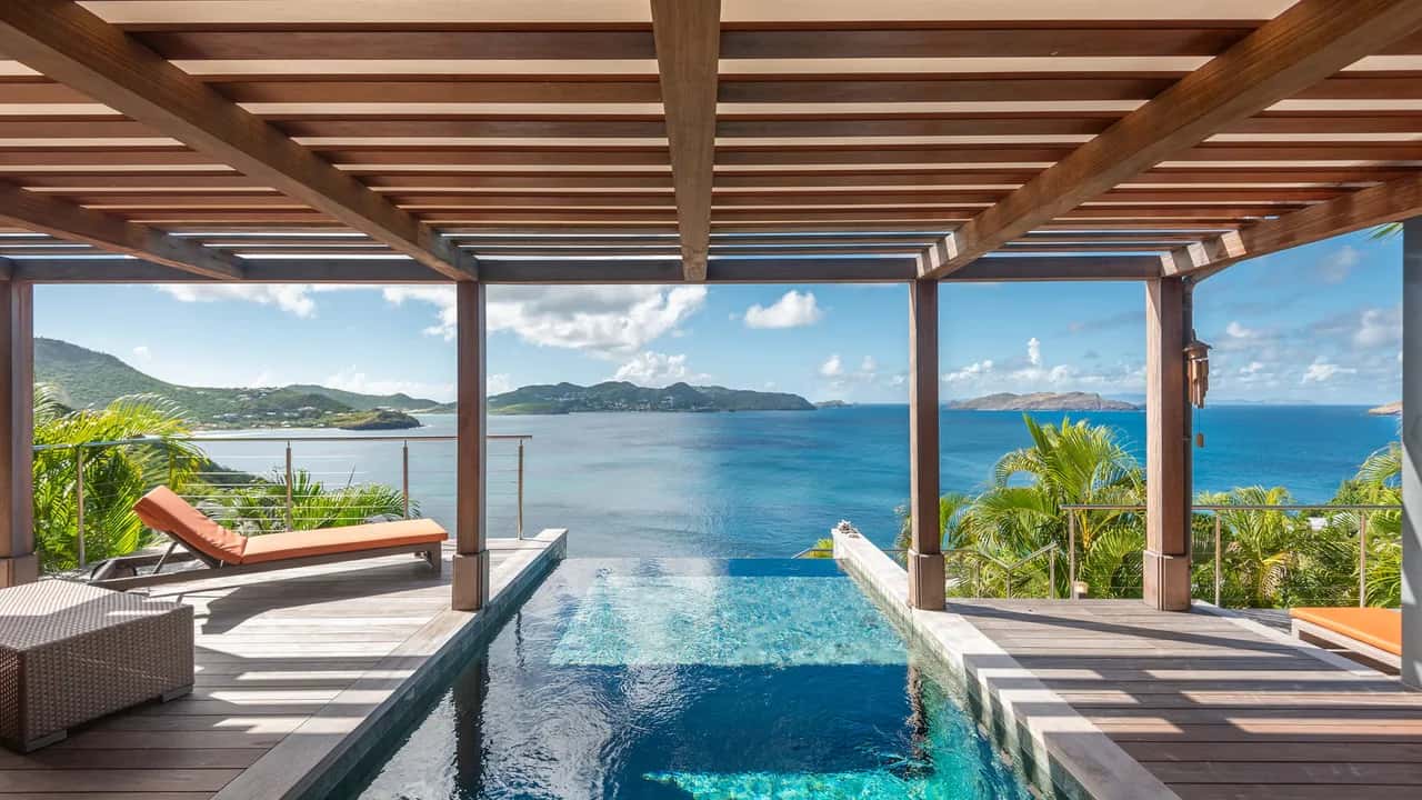 Family-Friendly Villa with Scenic Views in Pointe Milou