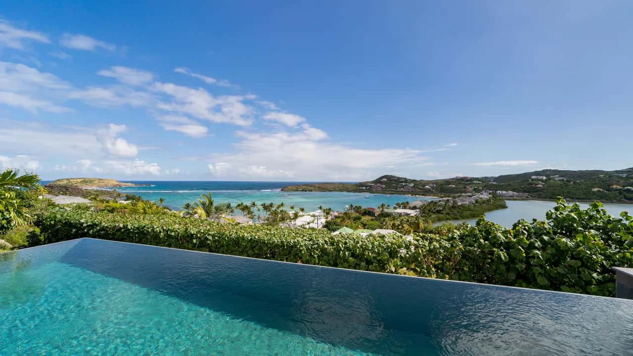 Relaxing Deluxe Villa to Enjoy Nature and the Seas