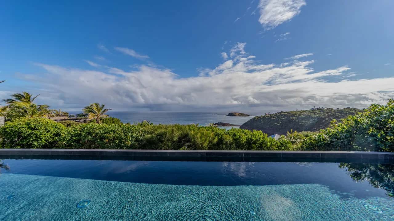 Luxurious villa with modern Architecture and refined interiors