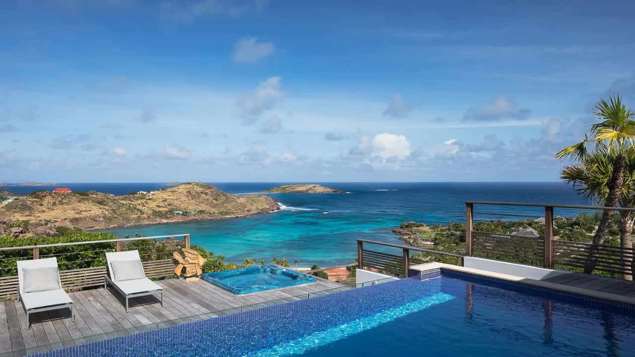 Charming Holiday Villa with Hot Tub and Jacuzzi