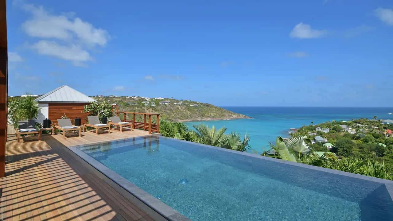 Contemporary Villa on a Hillside
