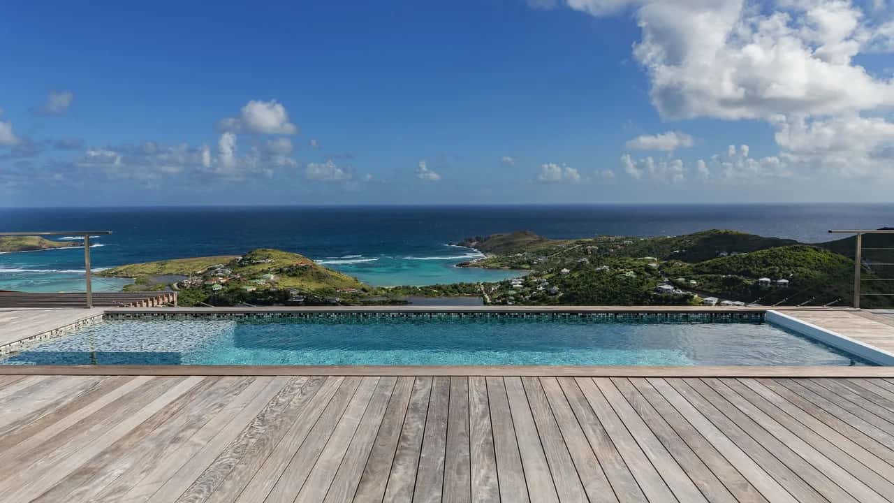 Elegant 3-Bedroom Villa with Panoramic Sea View
