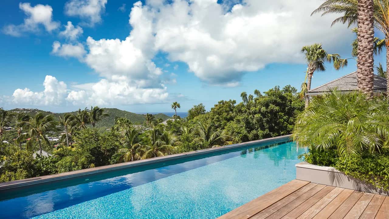 Peaceful Villa With Tropical Surroundings