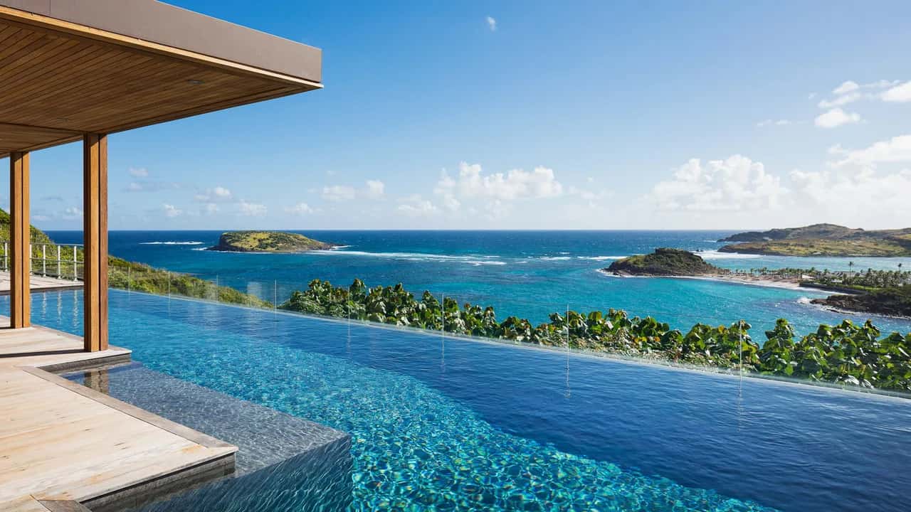 Stunning Luxurious Villa in Front of the Ocean