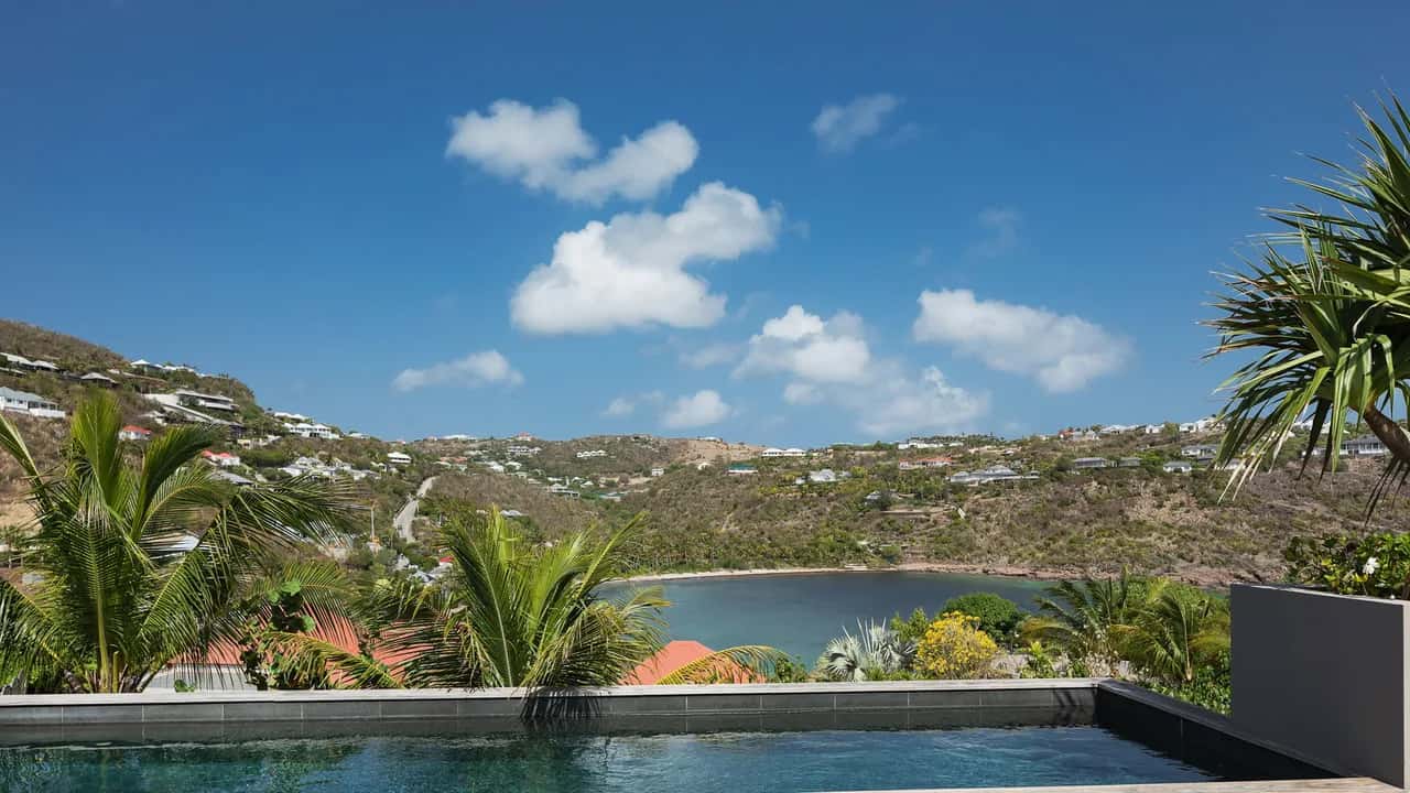 Lovely Villa with Tropical Environment