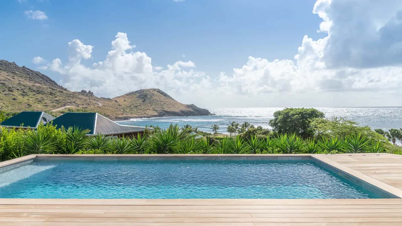 Bright Villa with Tropical Vegetation