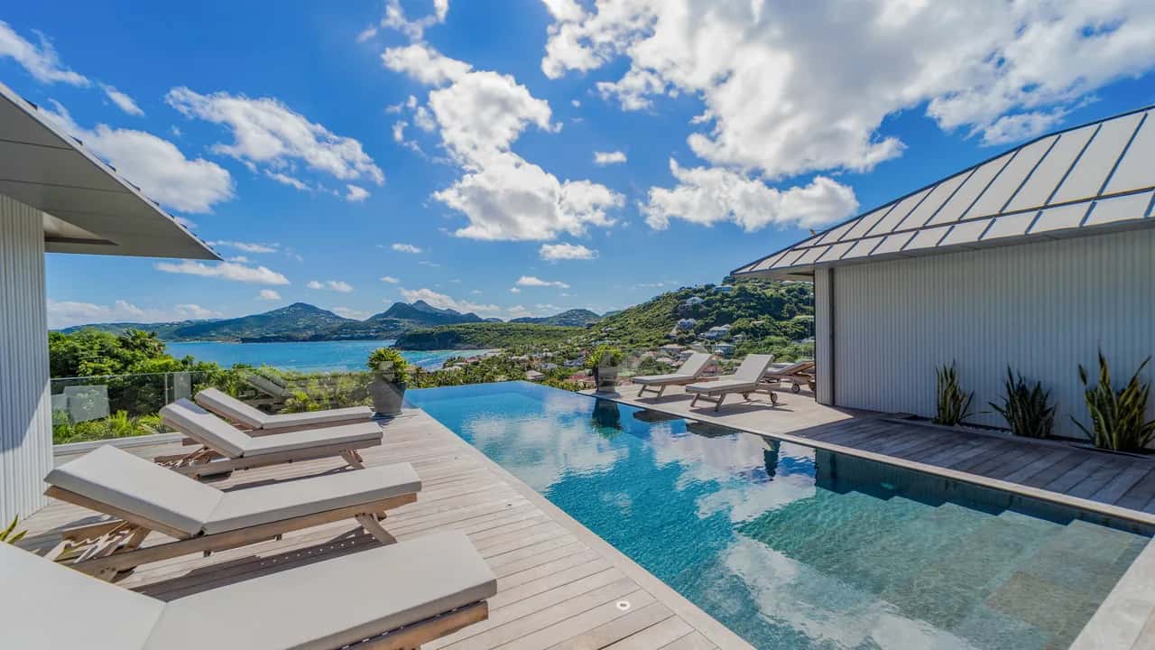 Magnificent Villa Infront of the Bay and Hills