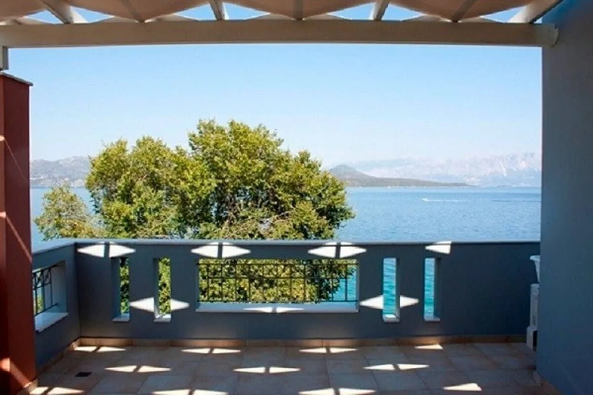 Semi-Private Beach soo... beautiful Seafront Villa photo 3
