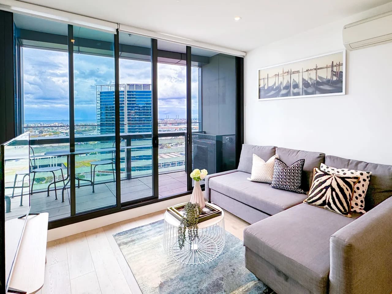 Brilliant Victoria Harbour View Apt Free Parking photo 4